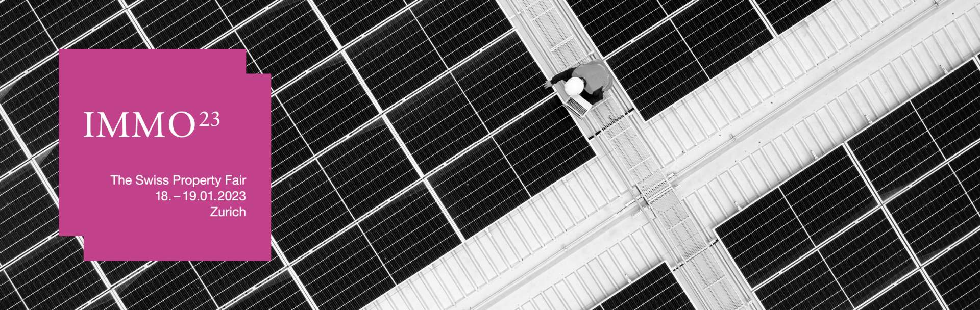 Moderne Wohnanlage mit Balkon und begrüntem Innenhof in städtischer Umgebung