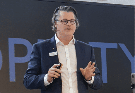 Architektonische Visualisierung eines modernen Wohngebäudes mit großen Fenstern und Balkon