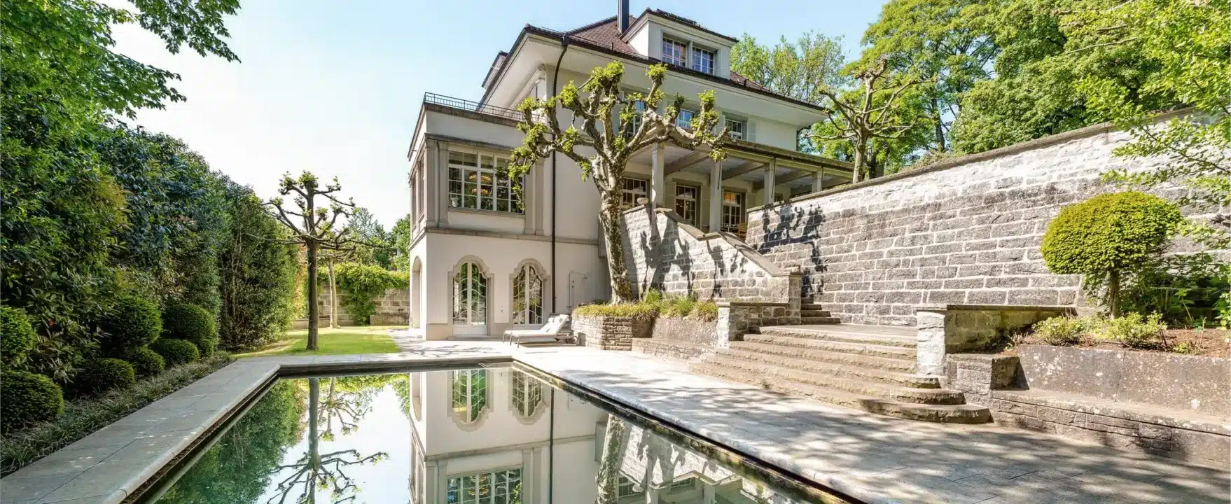 Moderne Immobilienübersicht mit stilvollem Design von Ginesta