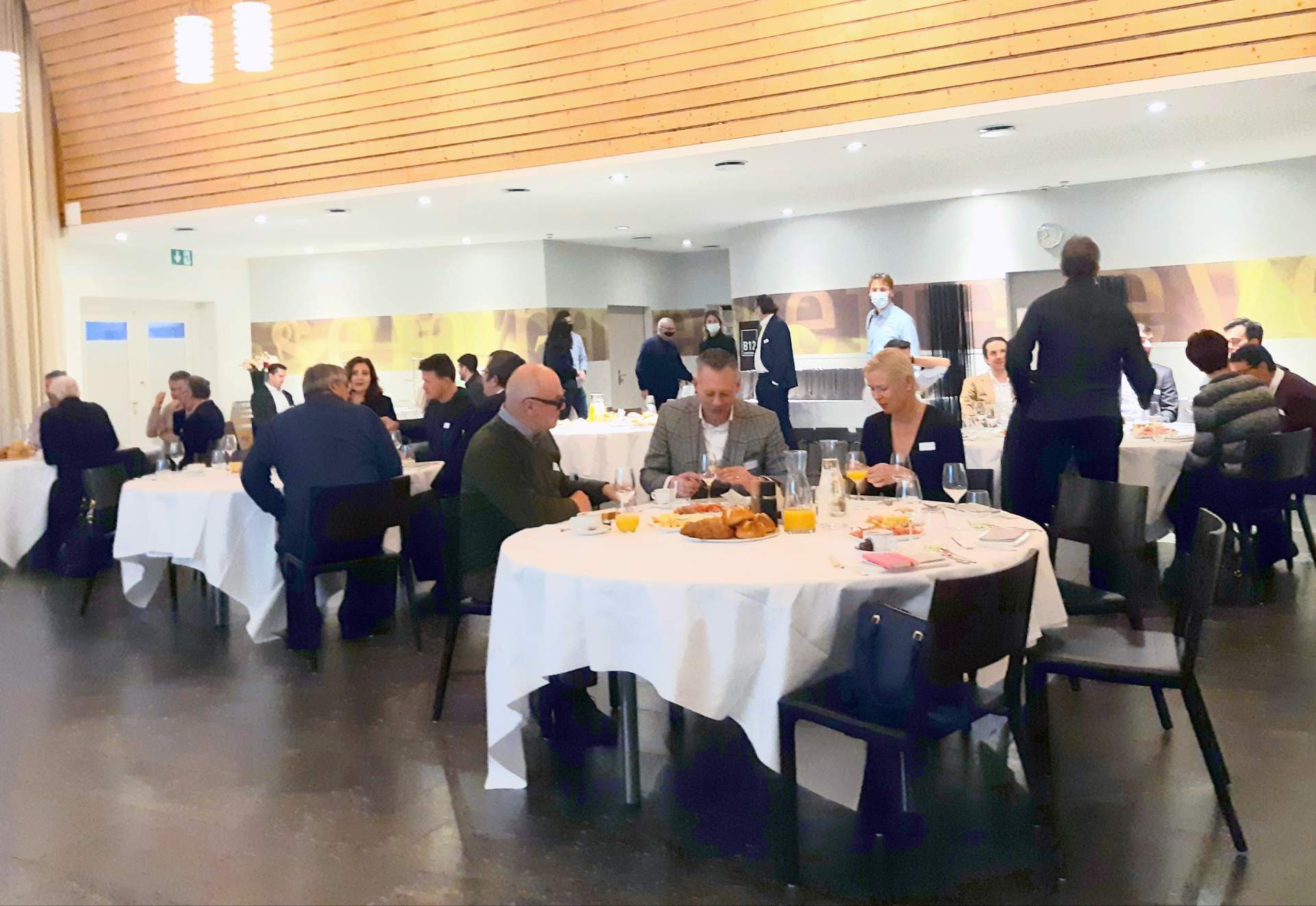 Blick auf den modernen Innenraum eines Wohnraums in Chur mit stilvoller Einrichtung und natürlichem Licht.