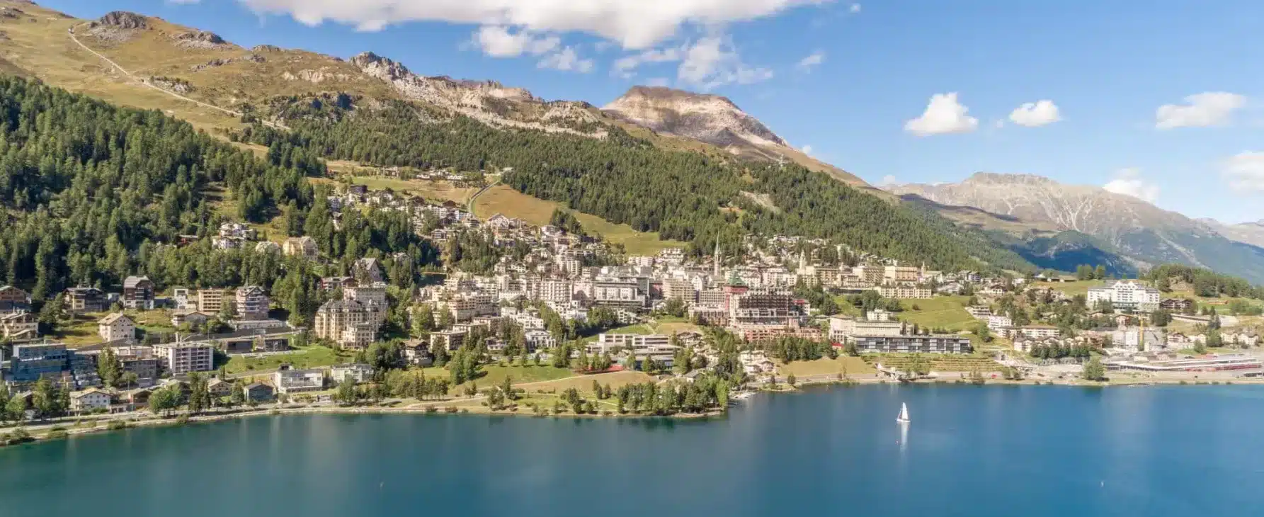 Blick auf die malerische Landschaft im Oberengadin mit Bergen und Seen.
