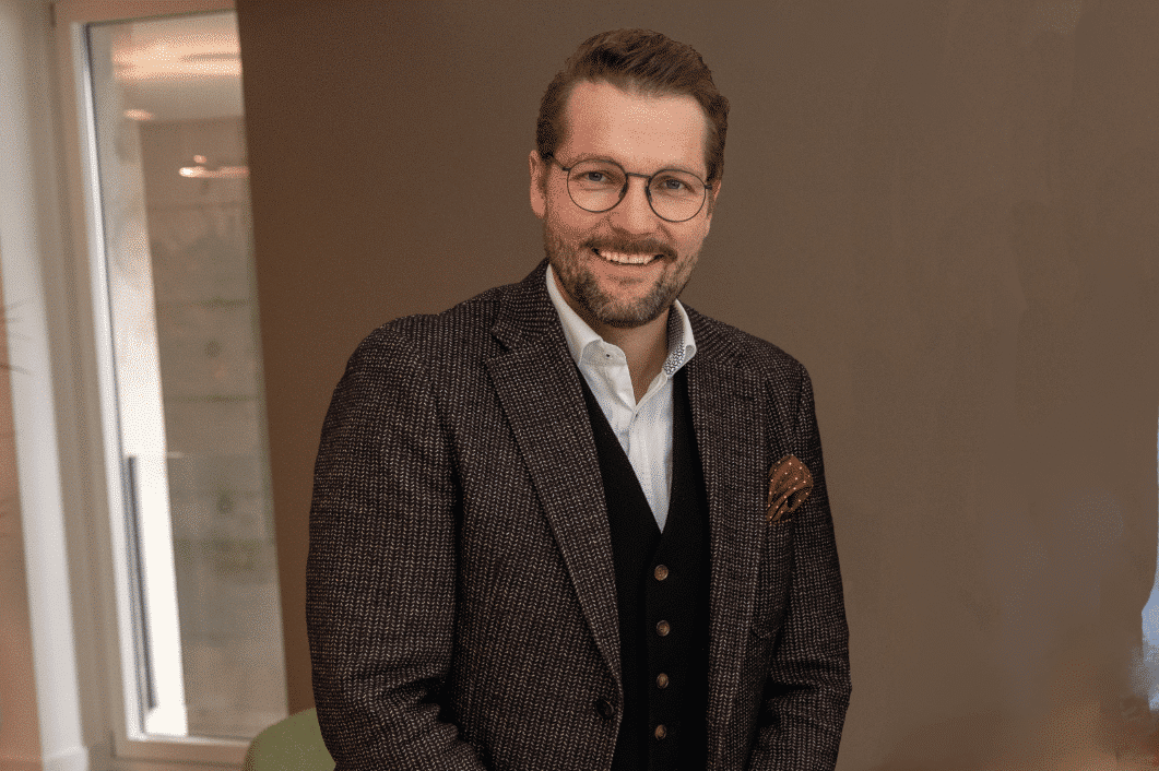 Sascha W. im Gespräch während eines Interviews, beleuchtet von natürlichem Licht