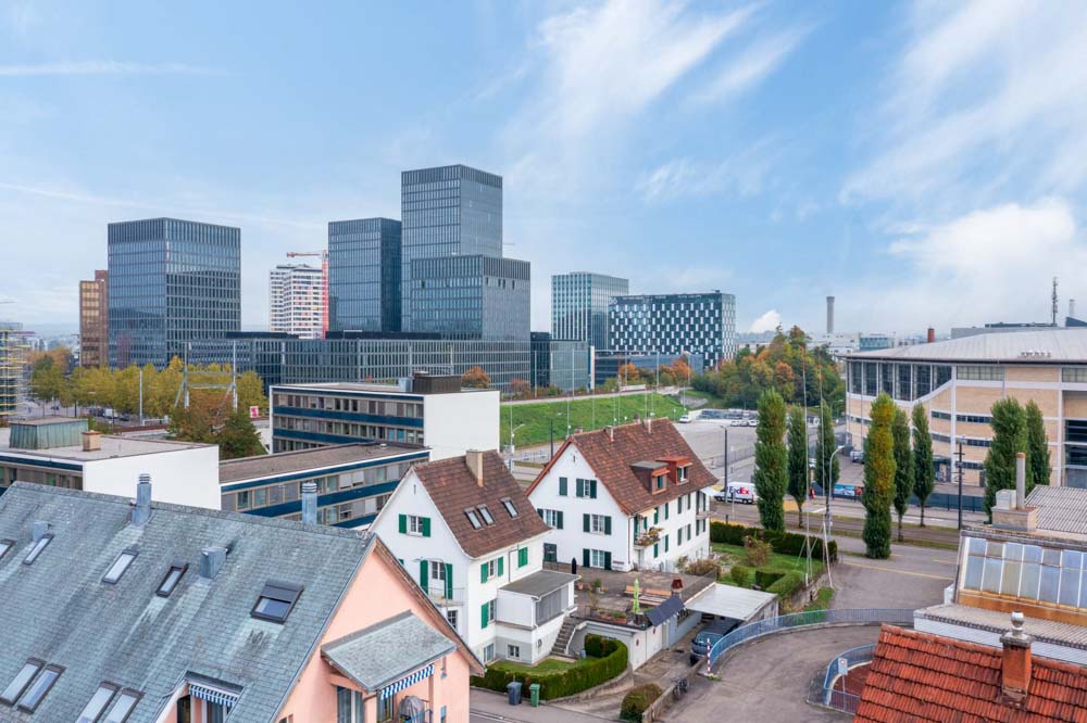 Ansichtsaufnahme des Nordostens eines modernen Gebäudes mit mehreren Etagen und großen Fenstern.