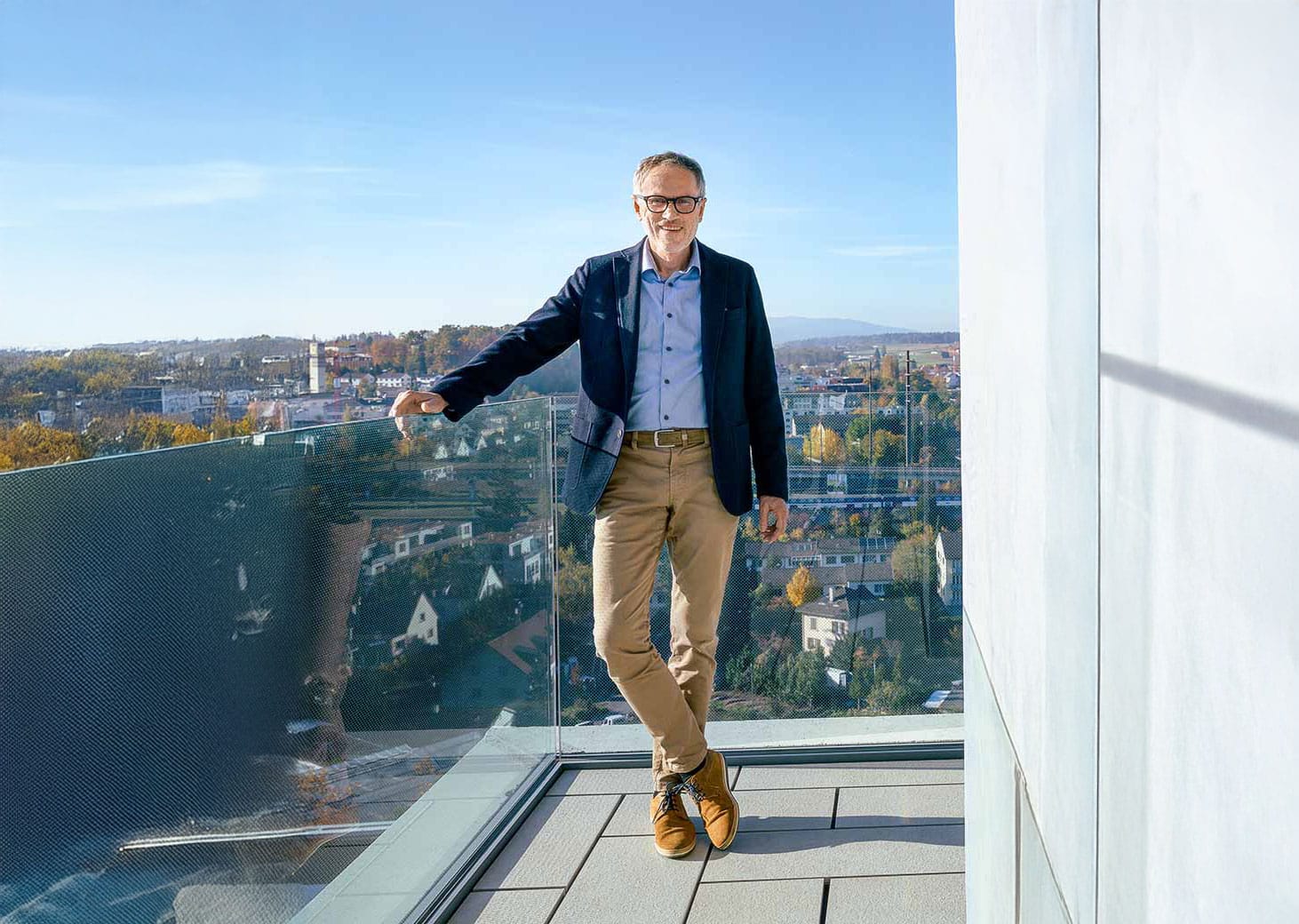 Stefan Schmid im Gespräch mit Menschen auf einer Straße