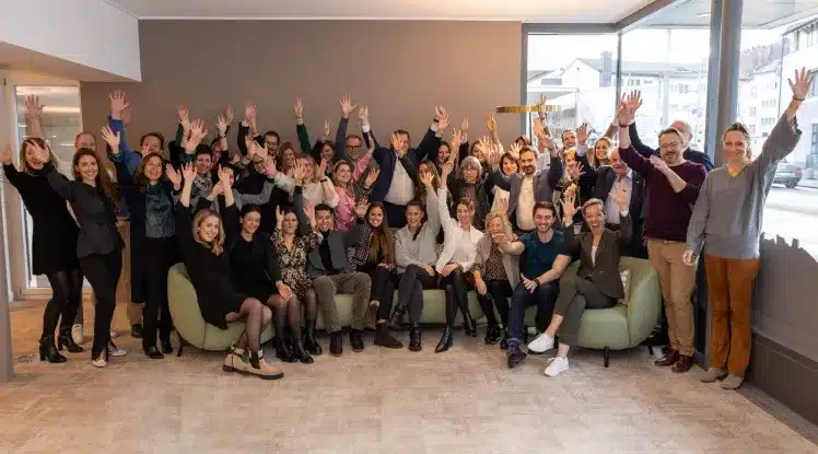 Team von Ginesta Immobilien im Büro, lächelnd und professionell