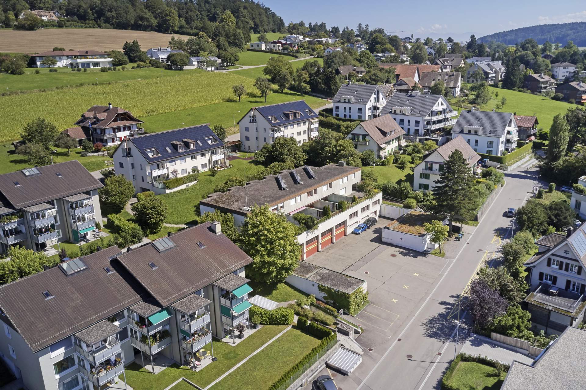 Ferienhaus in Zumikon mit modernen Holzelementen und Blick auf die umliegende Natur